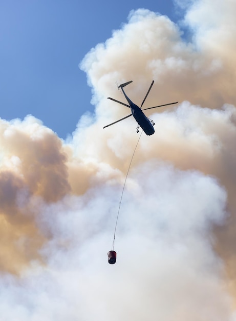 Foto wildfire service helikopter vliegt over bc forest fire and smoke op de berg bij hope