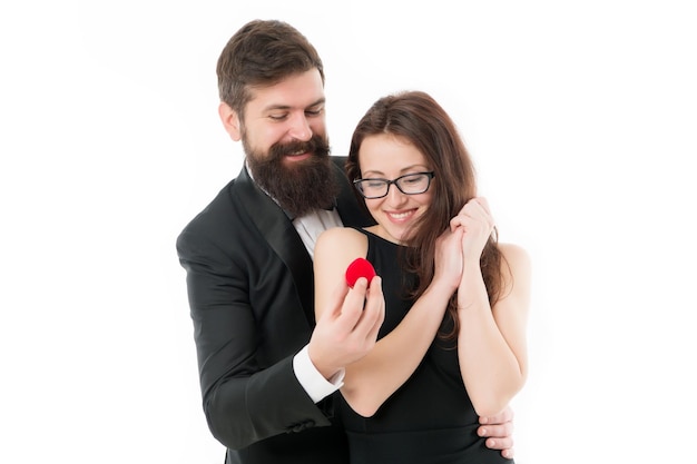 나랑 결혼해줄래? 그녀는 그렇다고 말했다. 독특한 결혼 제안에 대한 아이디어. 부부는 기념일을 축하합니다. 그녀가 반지를 좋아하기를 바랍니다. 결혼 개념의 제안. 남자는 빨간 상자 낭만적인 제안을 잡아. 보석 선물.