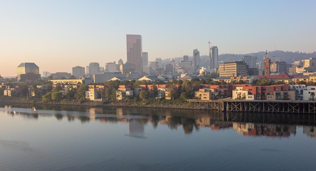 Willamette River in de buurt van de rode stalen Broadway Bridge in Portland