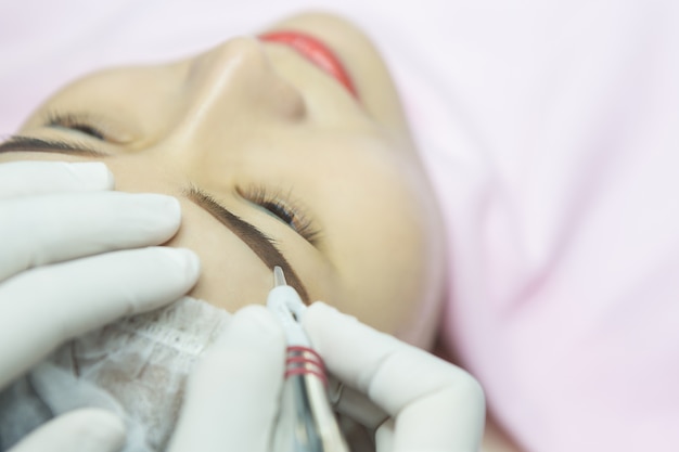 Foto wimperverlenging. mooie vrouw azië met lange zwepen in een schoonheidssalon.