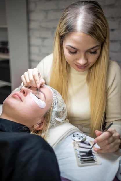 Wimperverlengingsprocedure in schoonheidssalon wimpers close-up concept spa lash