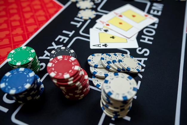 Win poker combinatie kaarten en stapel fiches op zwarte casino club Grote inzet van poker spel geld