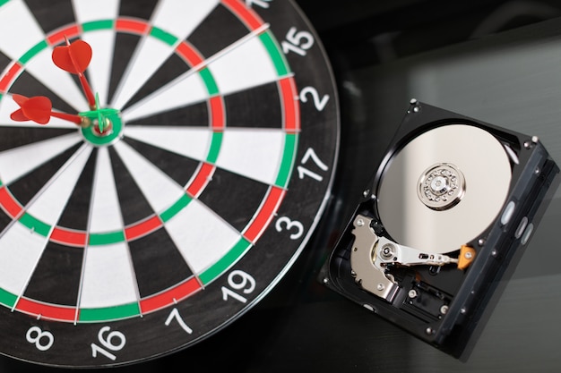 Winchester Darts op doelen op donkere achtergrond