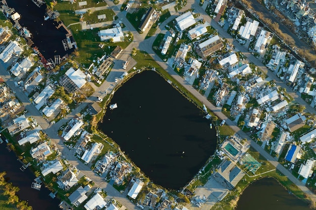 フロリダのモバイルホーム住宅地域をハリケーンで吹き飛ばした後の民家への風による損害 自然災害の結果