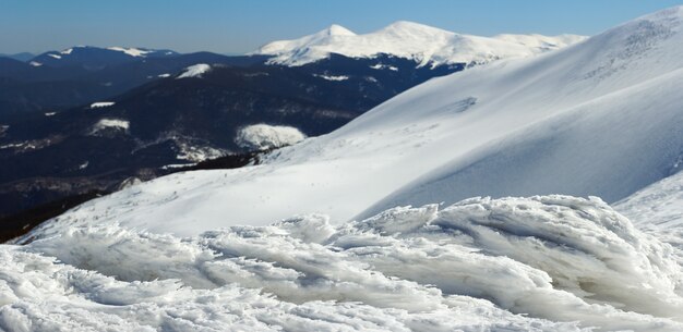 山の風景に風が氷の塊を形成する