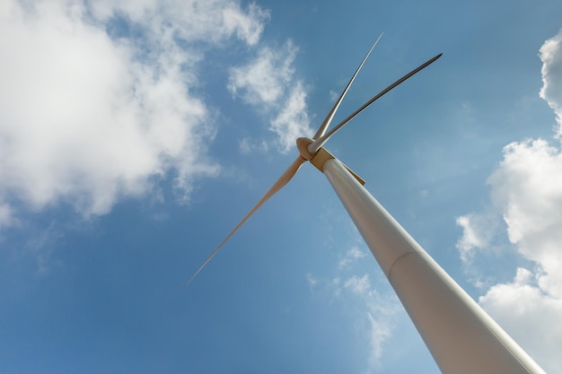 イスラエルの空と雲に対する風力発電機