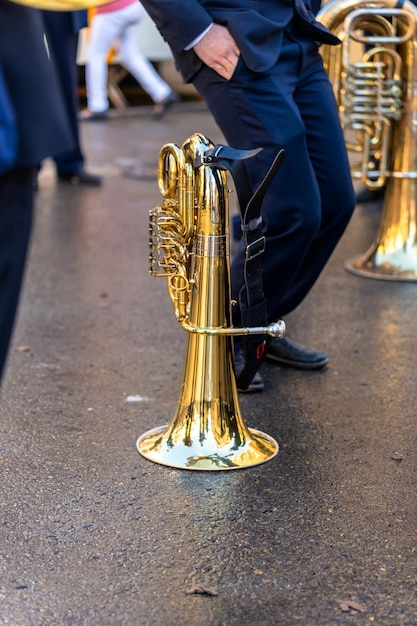 写真 吹奏楽器のバンドが通りで音楽を奏でる