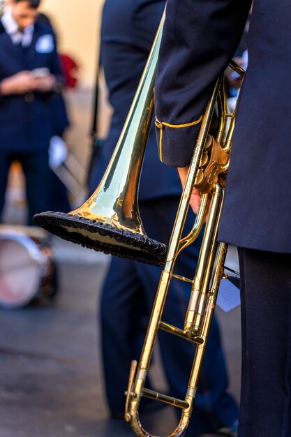 Foto banda di strumenti a fiato che suona per strada