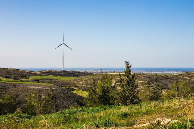 Ветряные мельницы в яркий летний день. концепция энергосбережения