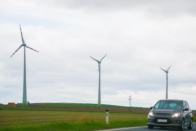 チェコ共和国、南モラヴィアの道路上の風車と車。