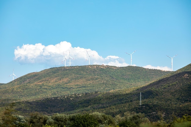 Energia verde dell'impianto eolico sulle montagne della grecia