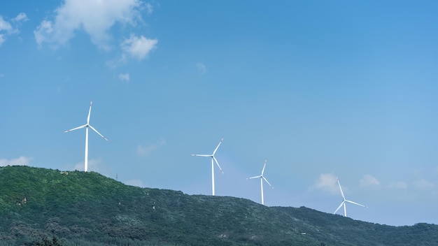 山に並ぶ風力発電の風車 空撮