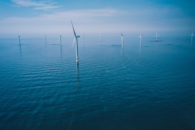 Foto turbina eolica vista aerea delle turbine eoliche o dei mulini a vento nel mare blu in finlandia