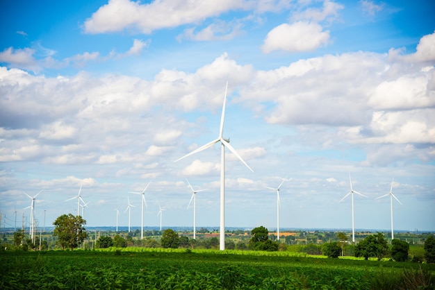 Parco di turbine eoliche stazione di generazione di energia rinnovabile concetto di industria dell'energia sostenibile