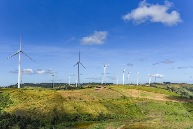 Turbina eolica paesaggio naturale energia verde eco potenza concetto presso l'azienda agricola di turbine eoliche