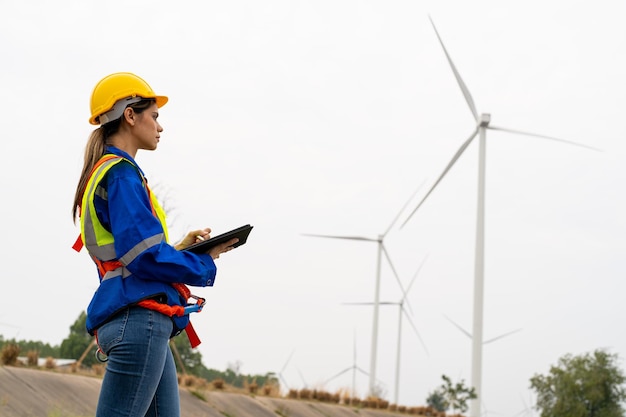 Ingegnere addetto alla manutenzione delle turbine eoliche presso il cantiere del parco eolico