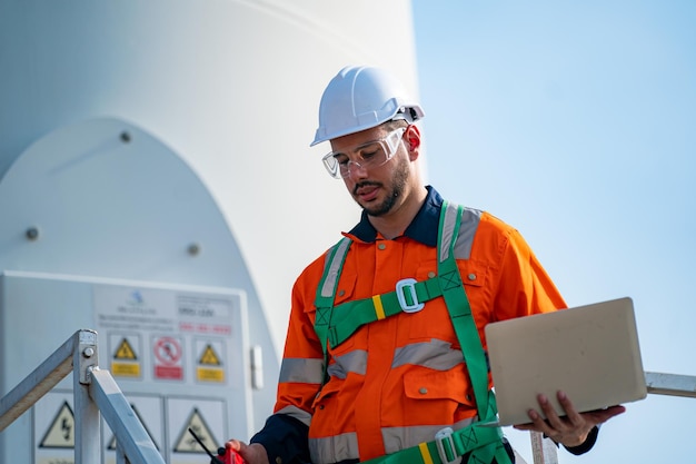 Ingegnere addetto alla manutenzione delle turbine eoliche presso il cantiere del parco eolico