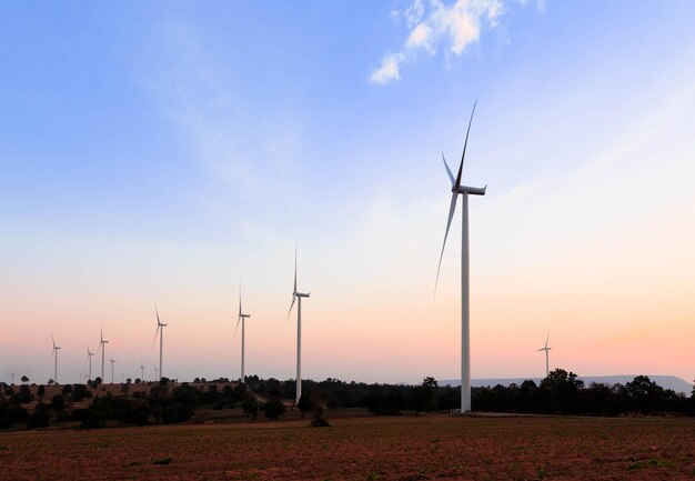 夕暮れの風力タービン発電機