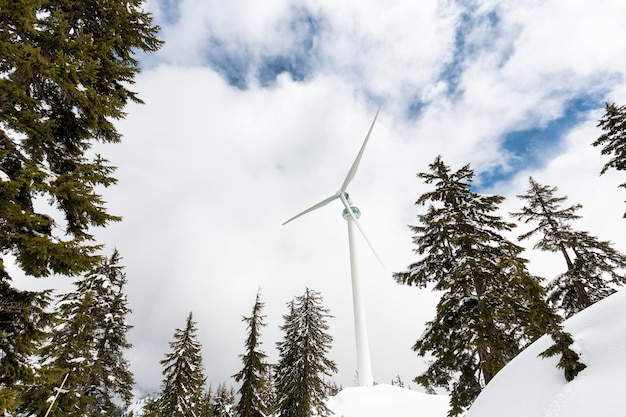 Foto turbina eolica in cima al monte grouse durante la stagione invernale nuvolosa