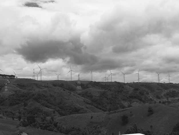 Foto turbine eoliche sul campo contro un cielo nuvoloso