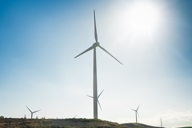 Photo wind turbines generating electricity with blue sky - energy conservation concept.