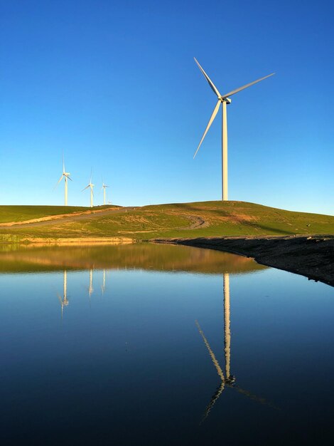 Foto turbine eoliche a terra contro il cielo