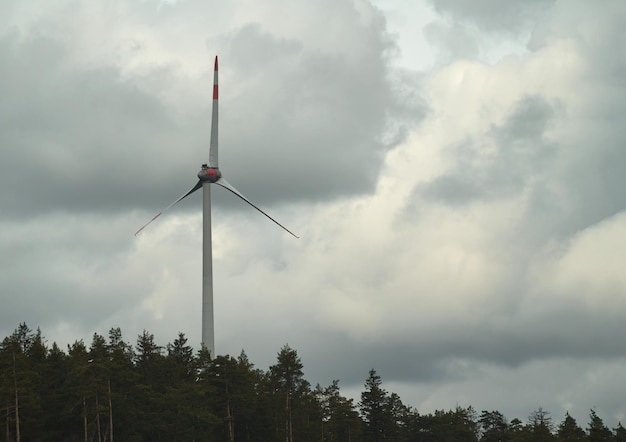 風力タービンの風景 グリーンエネルギーと持続可能な発電を象徴する風力タービンの息をのむような風景