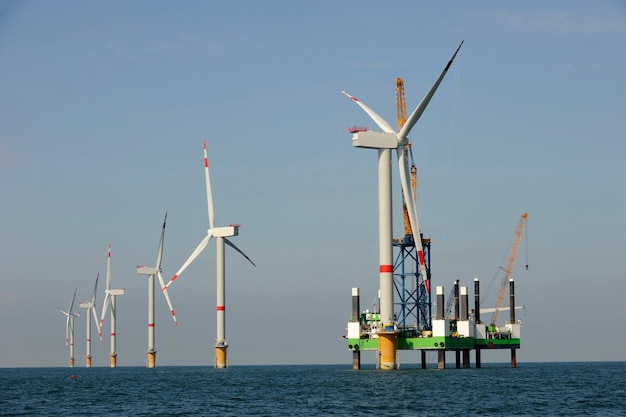 Photo wind turbines in sea against clear sky