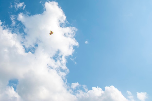 Wind vliegeren in de blauwe lucht