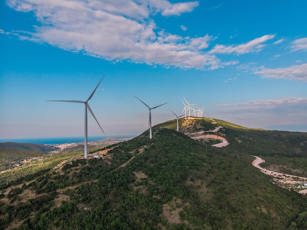 Windcentrales Windenergie is het gebruik van de luchtstroom door windturbines om mechanisch generatoren van elektriciteit aan te drijven