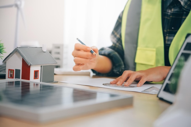 Windenergie-ingenieur die een project voor een woonwijk ontwerpt en ontwikkelt
