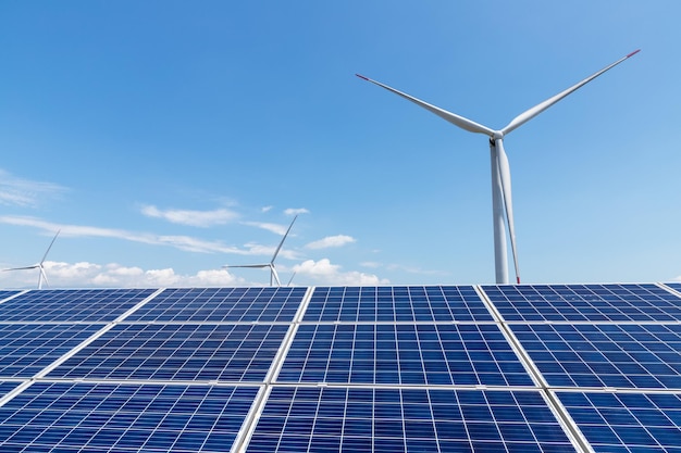 Windenergiecentrale en zonnepaneel voor hernieuwbare energie