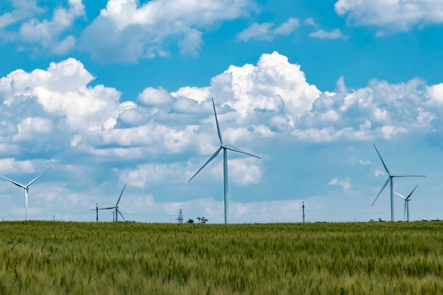 Windenergiecentrale in een tarweveld wekt elektrische energie op