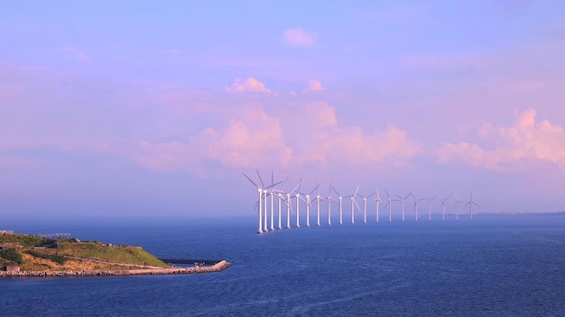 Windenergiecentrale voor hernieuwbare energie en windturbines langs de kust van Denemarken nabij Kopenhagen