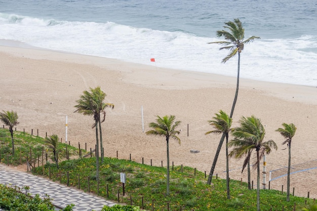 Winderige lege wijk Ipanema in Rio de Janeiro