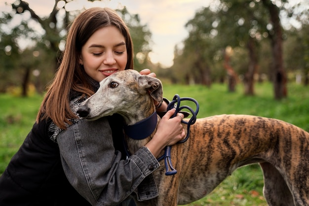 Windhondhond geniet van zijn wandeling