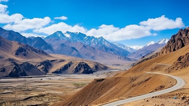 Photo a winding road in the middle of a mountain range