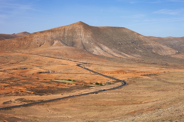 Fuerteventura 북쪽의 화산 지형 사이의 구불구불한 도로