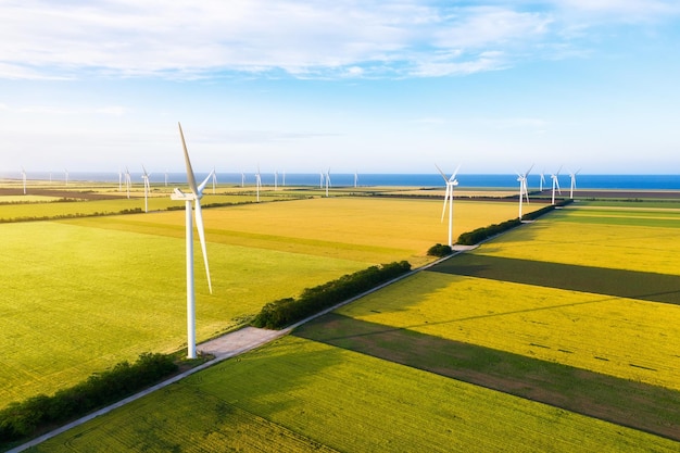 Windkrachtcentrale op het veld Luchtfoto van drone Concept en idee van de ontwikkeling van alternatieve energie Technologiebeeld