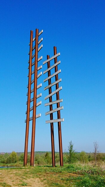 Foto mulino a vento contro un cielo blu limpido