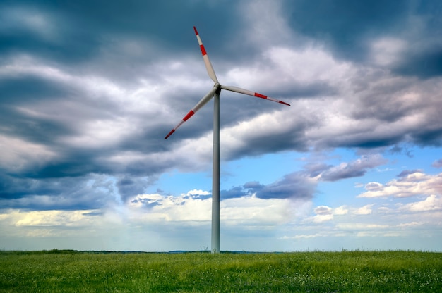 Photo windmill over cloudy sky