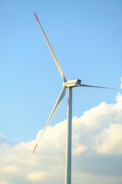 Ветряная мельница преобразует кинетическую энергию в электрическую крупным планом