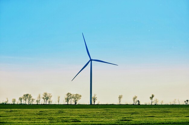 Photo windmill on field against sky