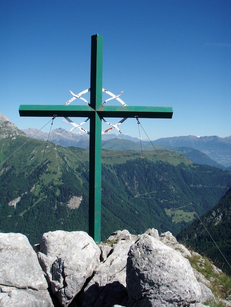 Foto mulino a vento sulla montagna contro il cielo blu