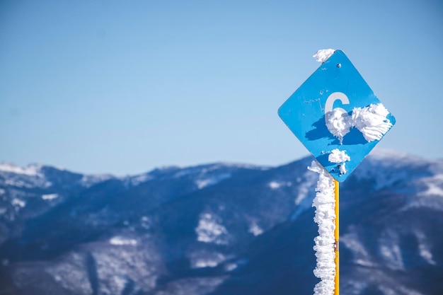 Foto mulino a vento sulla montagna contro un cielo limpido