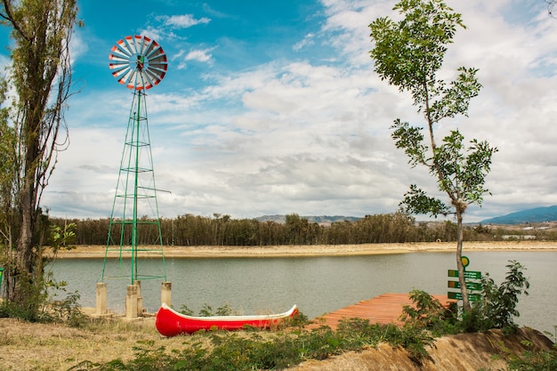 Photo windmill with a boat on a lake