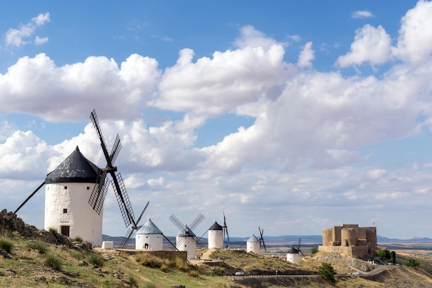 写真 風車とコンスエグラ トレド カスティーリャ ラ マンチャ スペインの城