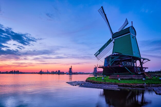 Photo windmills at famous tourist site zaanse schans in holland with dramatic sky zaandam netherlands