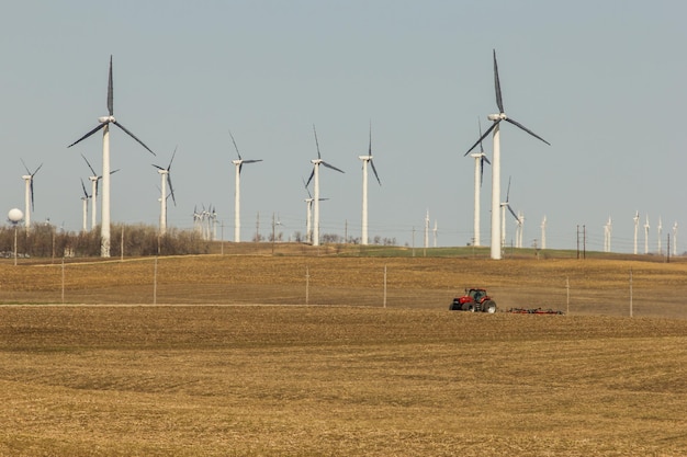 Photo windmills on field against sky