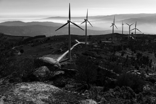 Foto mulini a vento sul paesaggio contro il cielo